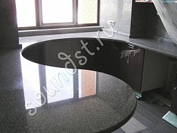 Столешница из искусственного камня на кухню с круглым столом и подоконником